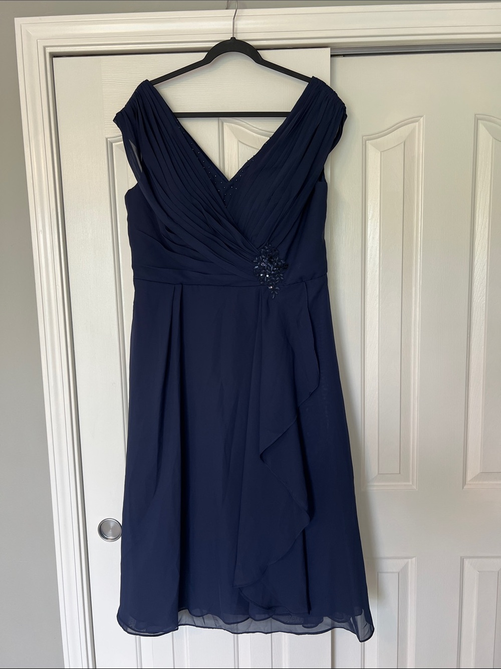 Elegant Navy V-Neck Chiffon Midi Dress with Beaded Details